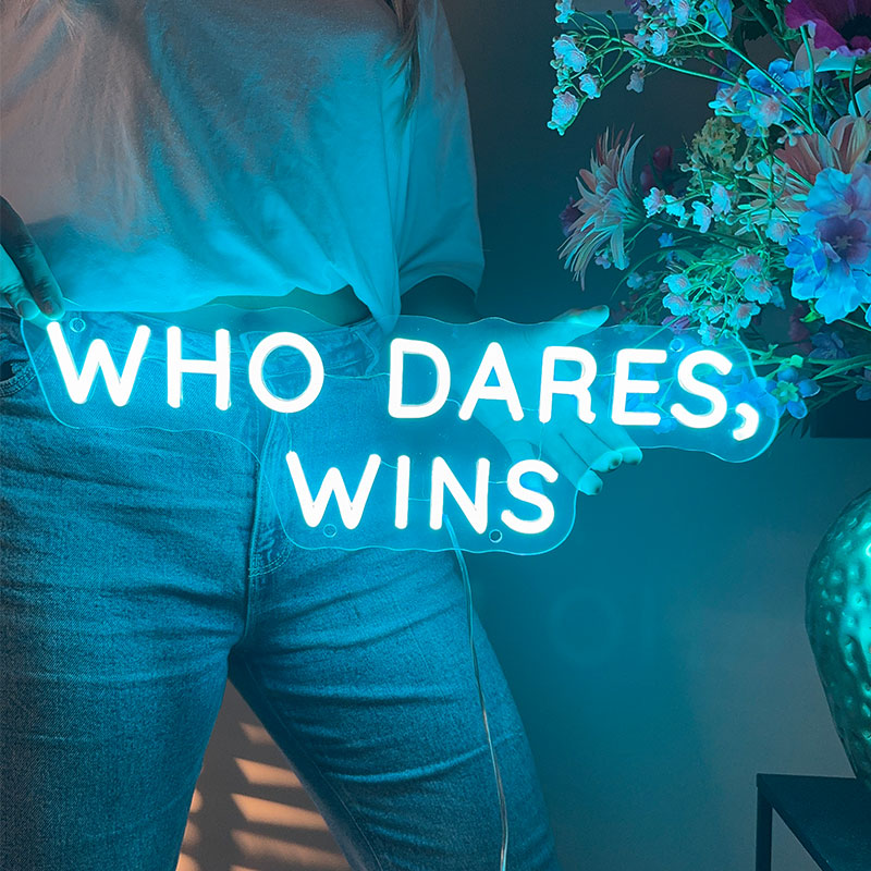 Cartel neon Who Dares, Wins