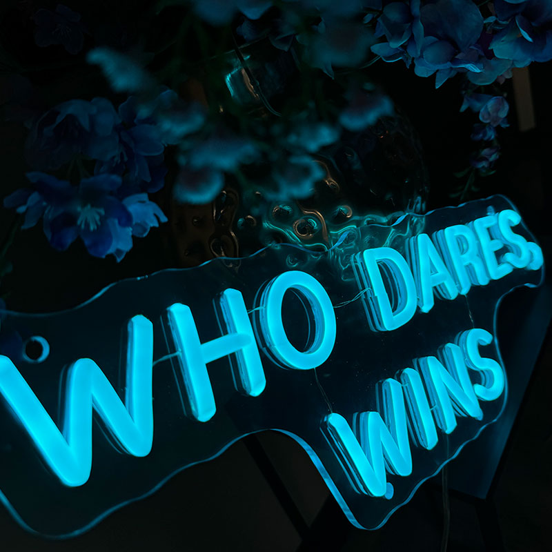 Cartel neon Who Dares, Wins